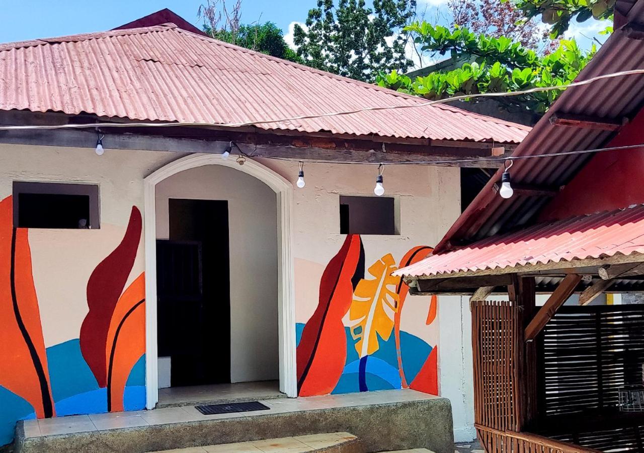 Leynes Taal Lake Resort And Hostel Tanauan Kültér fotó